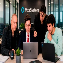 Equipo trabajando en soluciones de software